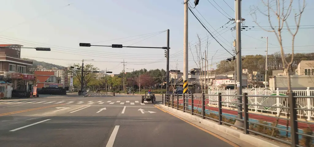 Q776 문제 이미지: 다음 상황에서 가장 안전한 운전방법 2가지는?