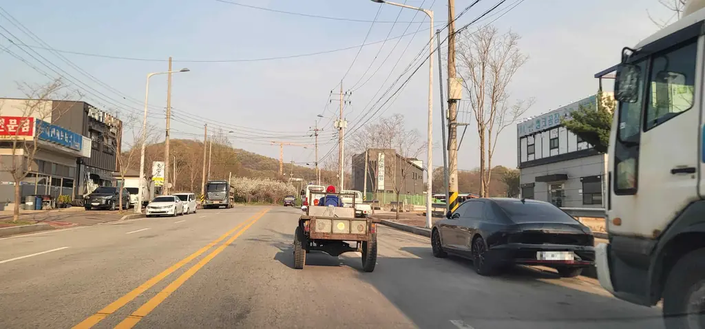 Q777 문제 이미지: 다음 상황에서 가장 안전한 운전방법 2가지는?