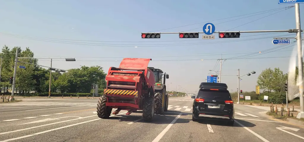 Q778 문제 이미지: 다음 상황에서 가장 안전한 운전방법 2가지는?