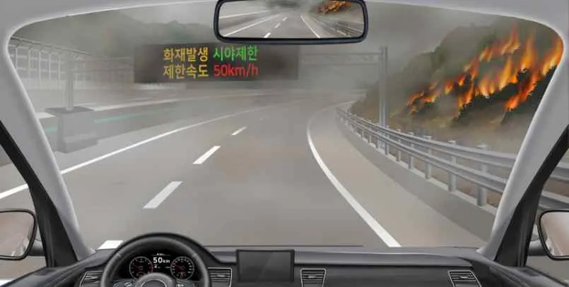 Q831 문제 이미지: 다음 상황과 같이 화재 발생구간을 통과 할 경우 올바른 운 전방법 2가지는?