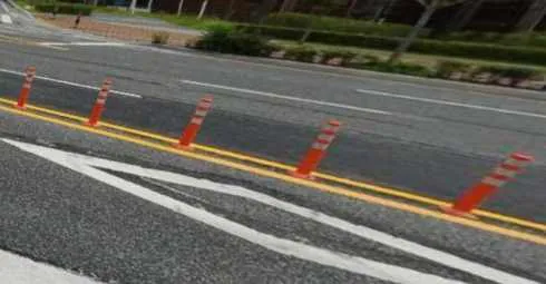 Q936 문제 이미지: 중앙선표시 위에 설치된 도로안전시설에 대한 설명으로 틀린 것은?