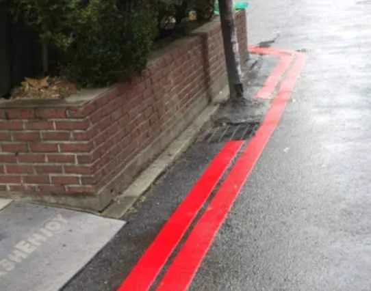 Q939 문제 이미지: 다음 상황에서 적색 노면표시에 대한 설명으로 맞는 것은?